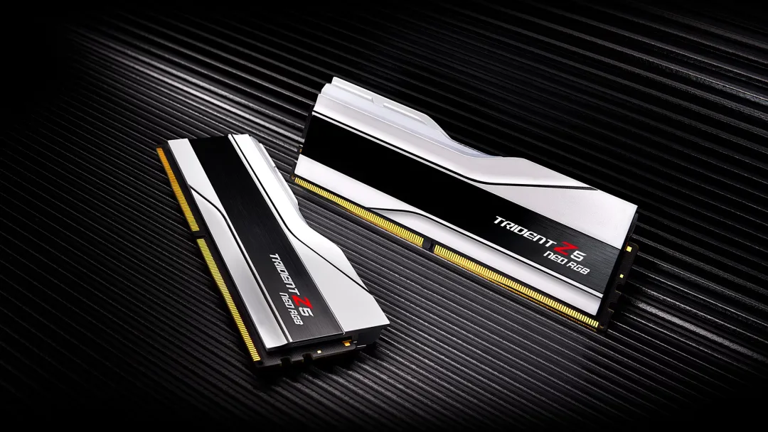 白色 G.Skill Trident Z5 Neo RGB 記憶體安裝喺主機板上
