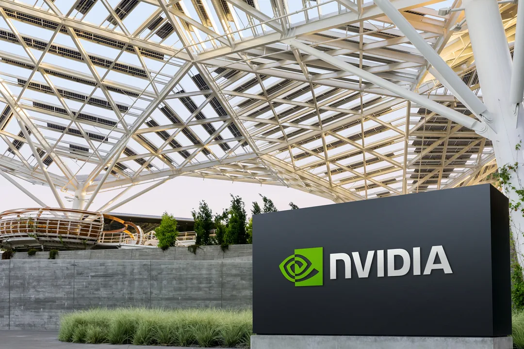 Nvidia Voyager 園區外觀,玻璃建築前面有大片草地同樹木