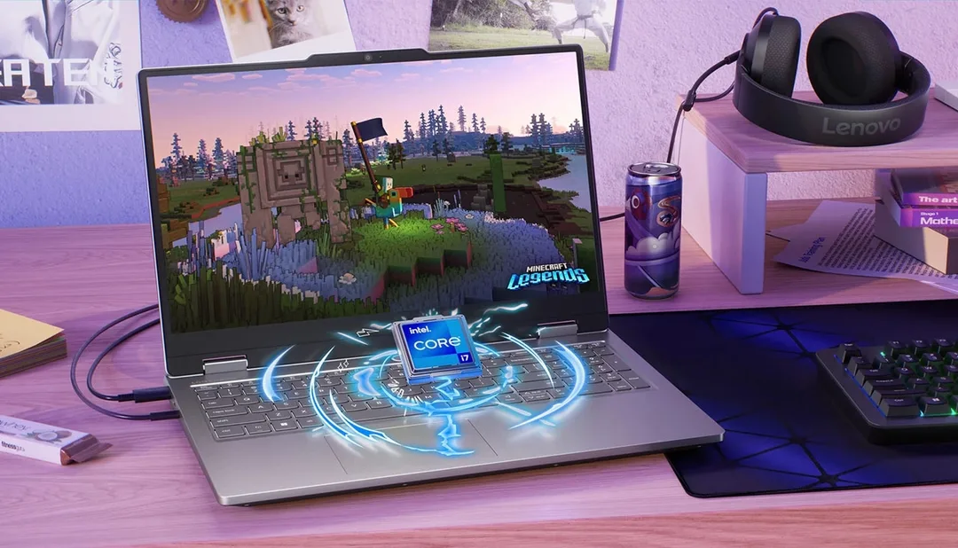 Lenovo LOQ Essential 15IRX11 打開放喺枱面,旁邊擺有耳機同鍵盤
