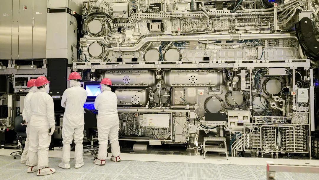 Intel 廠房技術人員安裝 ASML High-NA EUV 光刻設備
