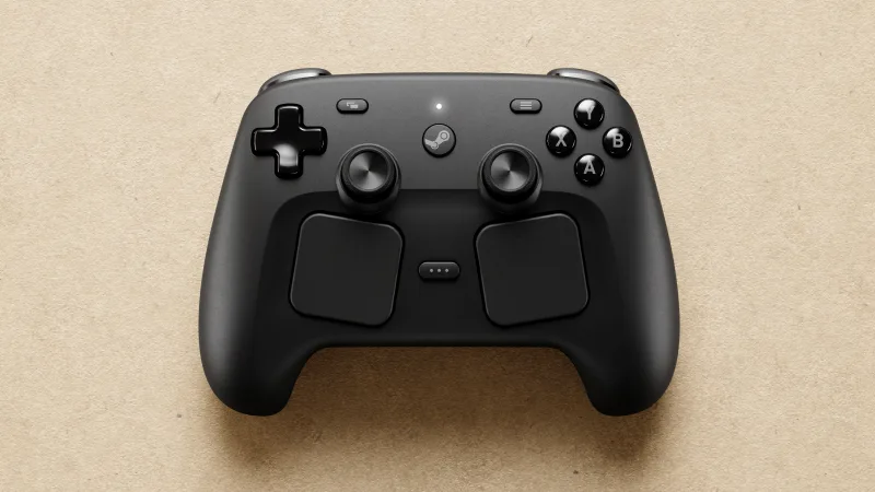 2026 Steam Controller 正面,可見左右兩塊方形觸控板