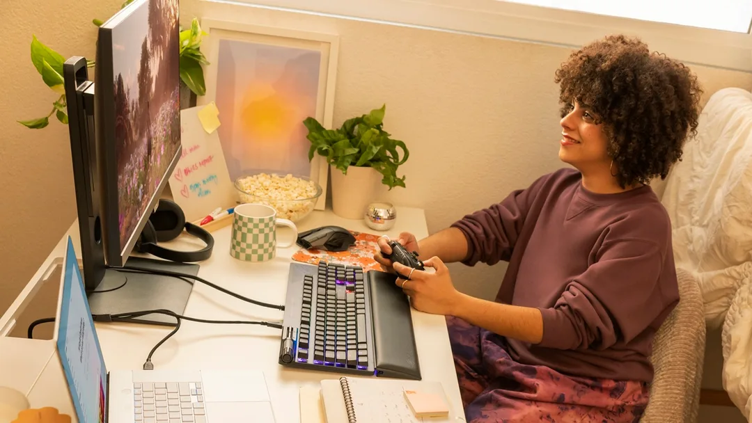 玩家坐喺電視前用手掣玩 Windows PC 遊戲