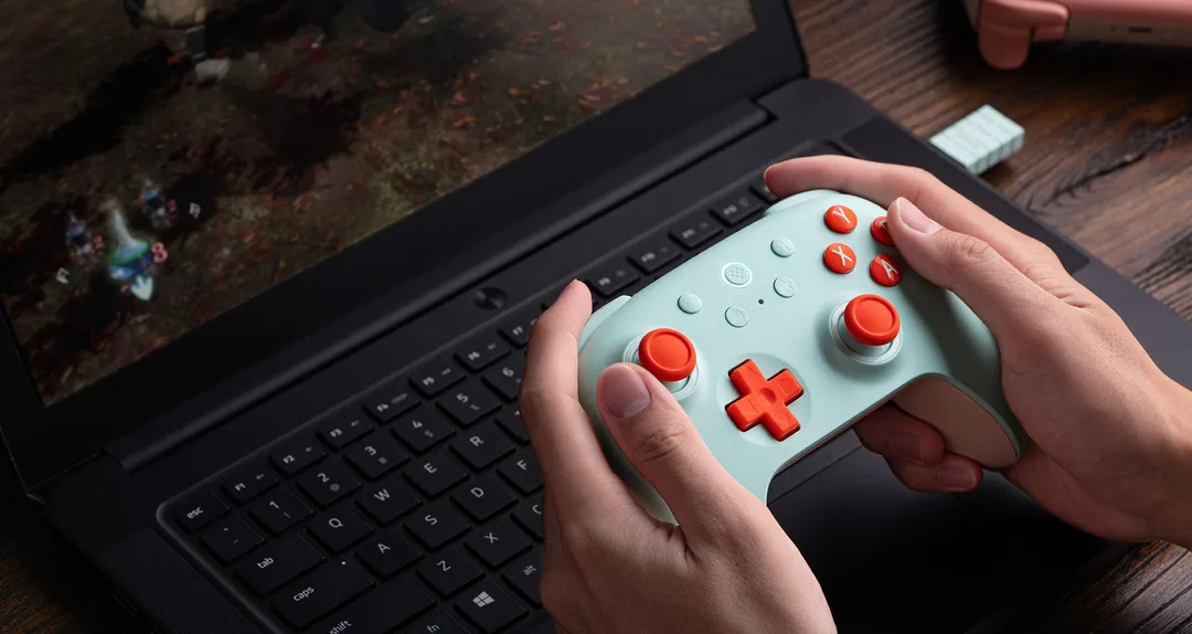 多款唔同顏色嘅 8BitDo Ultimate 2C 無線手掣